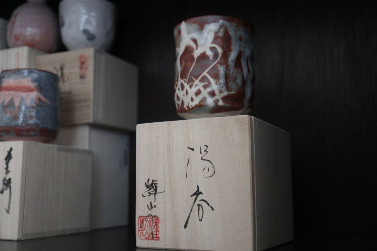 Japanese pottery shino ware shino glaze Tea coffee cup aka red shino  (with paulownia box and handwritten calligraph）