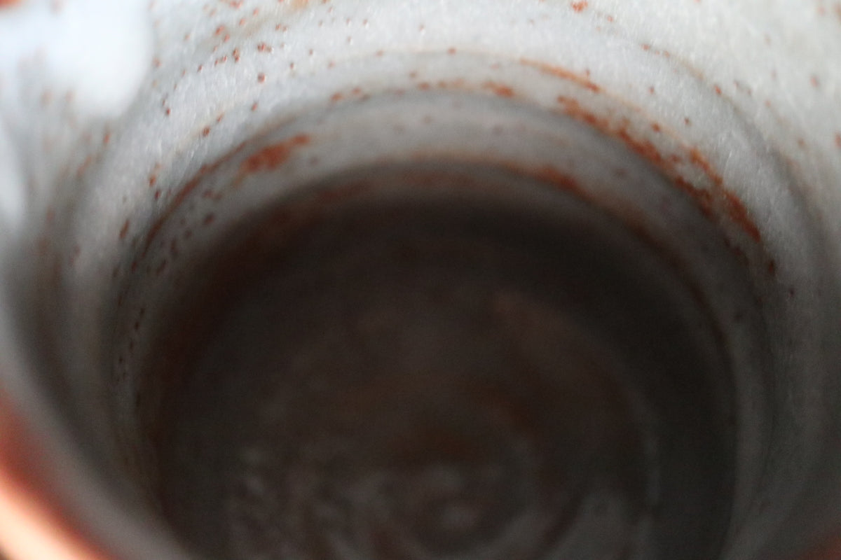 Japanese pottery shino ware shino glaze Tea coffee cup aka red shino  (with paulownia box and handwritten calligraph）