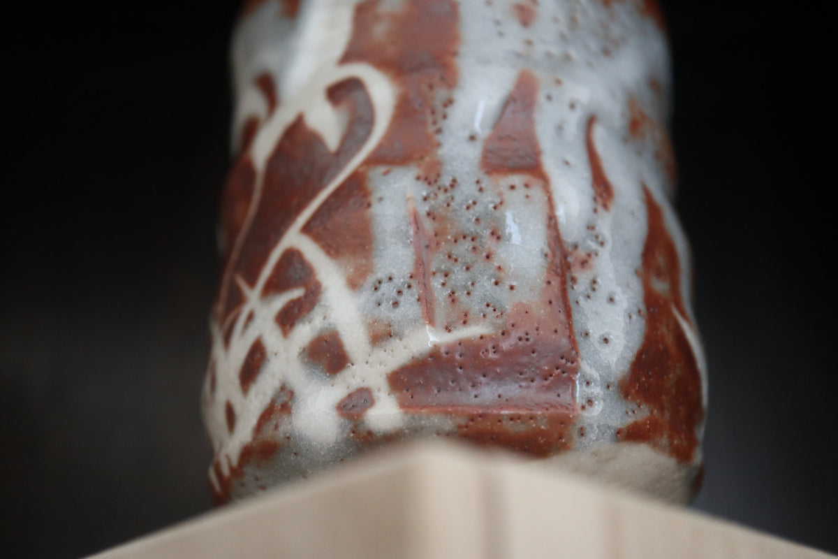Japanese pottery shino ware shino glaze Tea coffee cup aka red shino  (with paulownia box and handwritten calligraph）