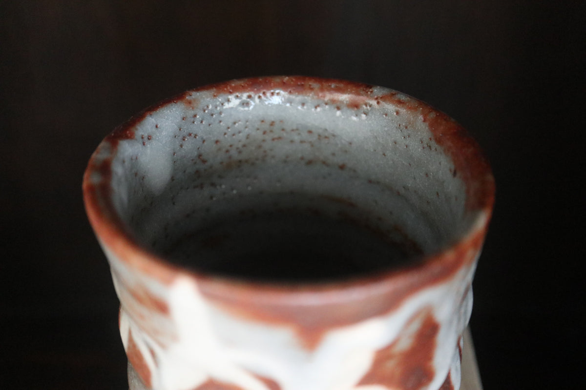 Japanese pottery shino ware shino glaze Tea coffee cup aka red shino  (with paulownia box and handwritten calligraph）