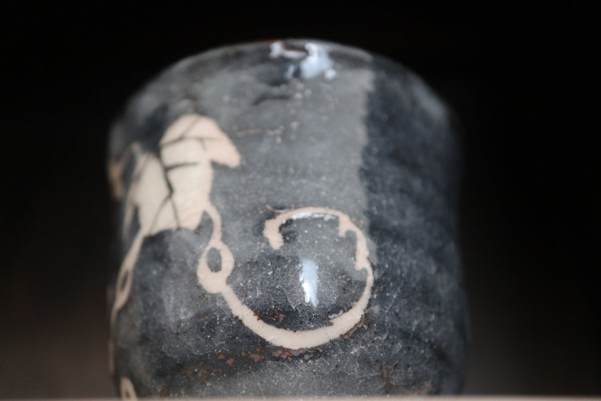 Japanese shino ware black shino Tea coffee cup Grape pattern (come with handmade Japanese paulownia wood box and handwriting calligraphy