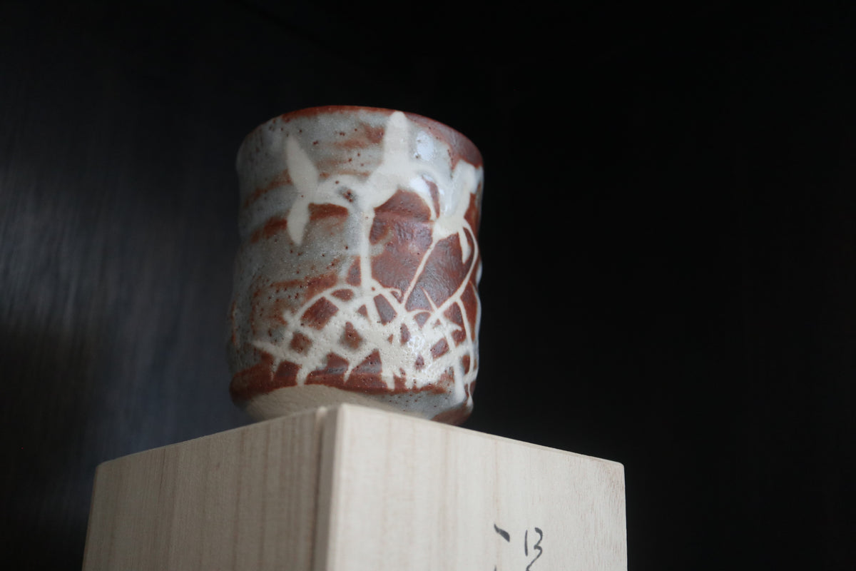 Japanese pottery shino ware shino glaze Tea coffee cup aka red shino  (with paulownia box and handwritten calligraph）
