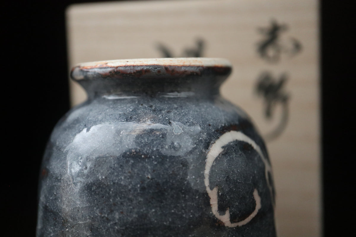 Japanese shino ware black shino Tea coffee cup Grape pattern (come with handmade Japanese paulownia wood box and handwriting calligraphy