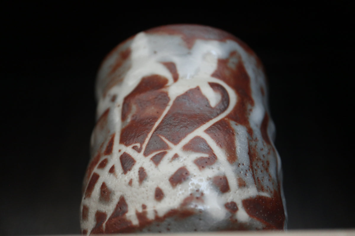 Japanese pottery shino ware shino glaze Tea coffee cup aka red shino  (with paulownia box and handwritten calligraph）