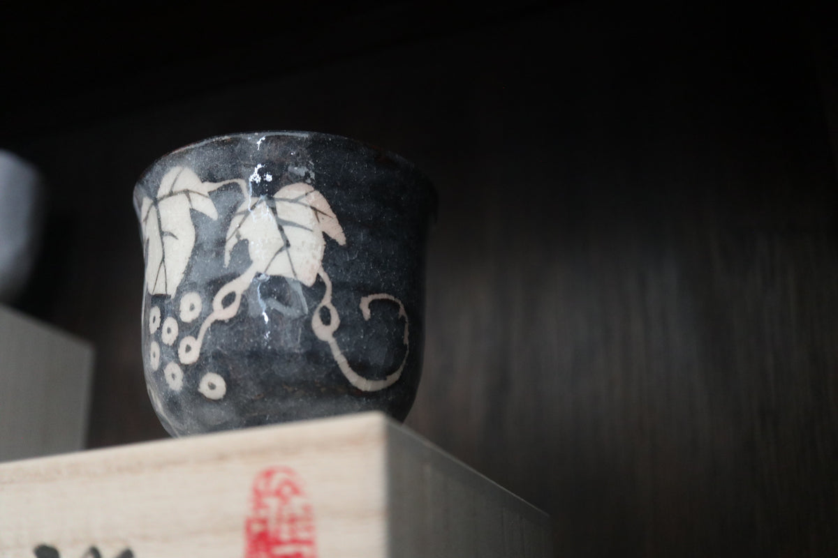 Japanese shino ware black shino Tea coffee cup Grape pattern (come with handmade Japanese paulownia wood box and handwriting calligraphy