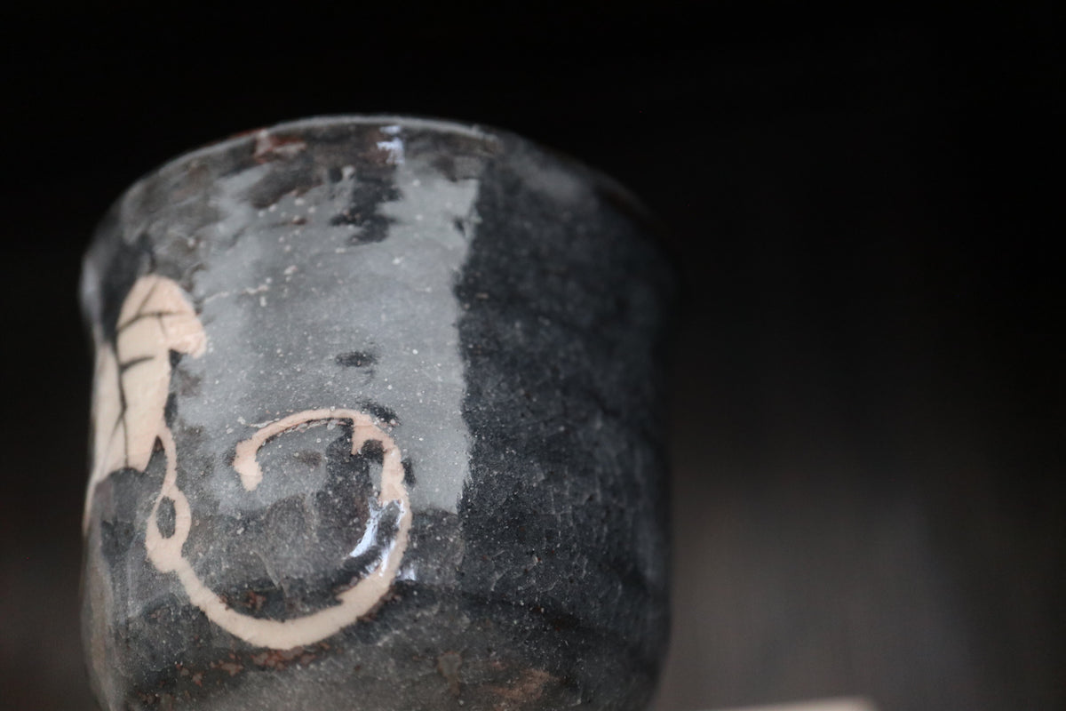 Japanese shino ware black shino Tea coffee cup Grape pattern (come with handmade Japanese paulownia wood box and handwriting calligraphy
