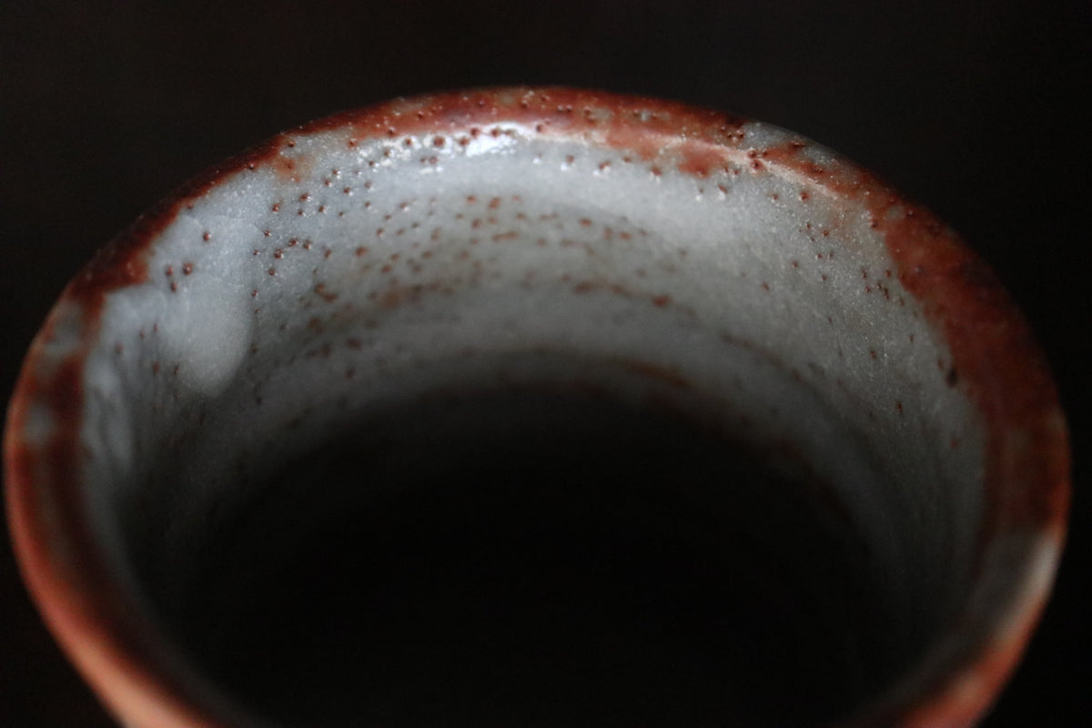 Japanese pottery shino ware shino glaze Tea coffee cup aka red shino  (with paulownia box and handwritten calligraph）