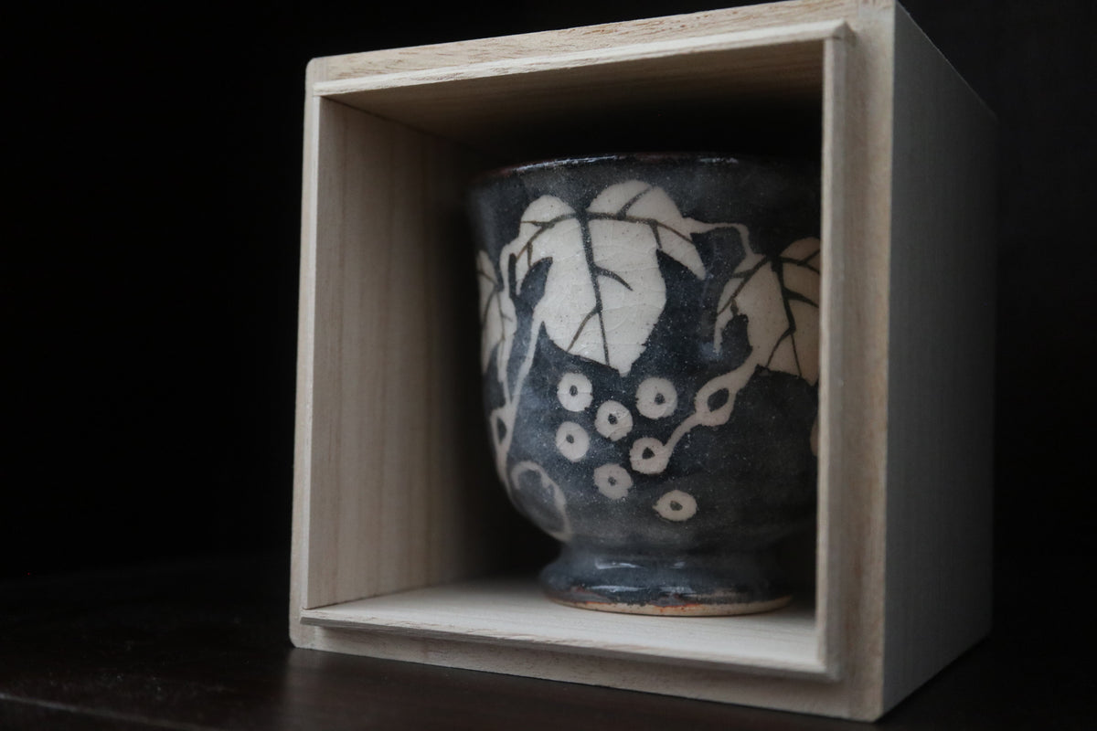 Japanese shino ware black shino Tea coffee cup Grape pattern (come with handmade Japanese paulownia wood box and handwriting calligraphy