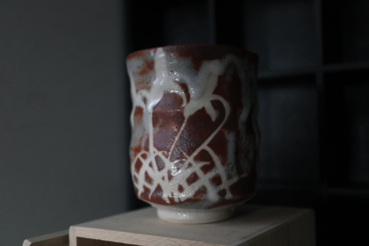 Japanese pottery shino ware shino glaze Tea coffee cup aka red shino  (with paulownia box and handwritten calligraph）