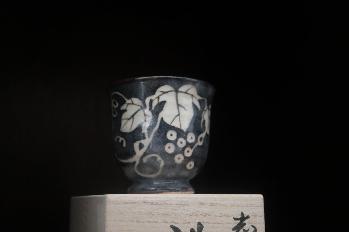 Japanese shino ware black shino Tea coffee cup Grape pattern (come with handmade Japanese paulownia wood box and handwriting calligraphy
