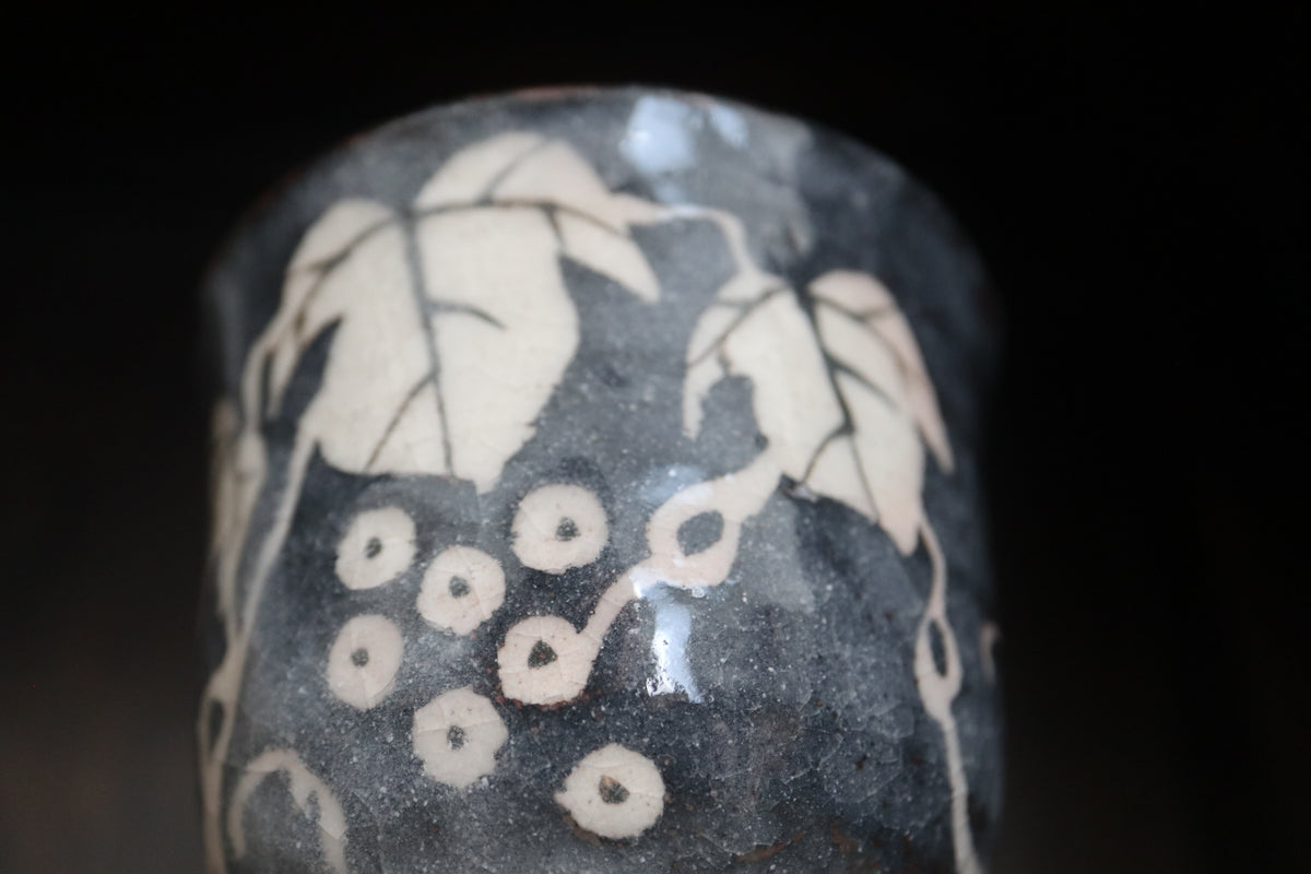 Japanese shino ware black shino Tea coffee cup Grape pattern (come with handmade Japanese paulownia wood box and handwriting calligraphy