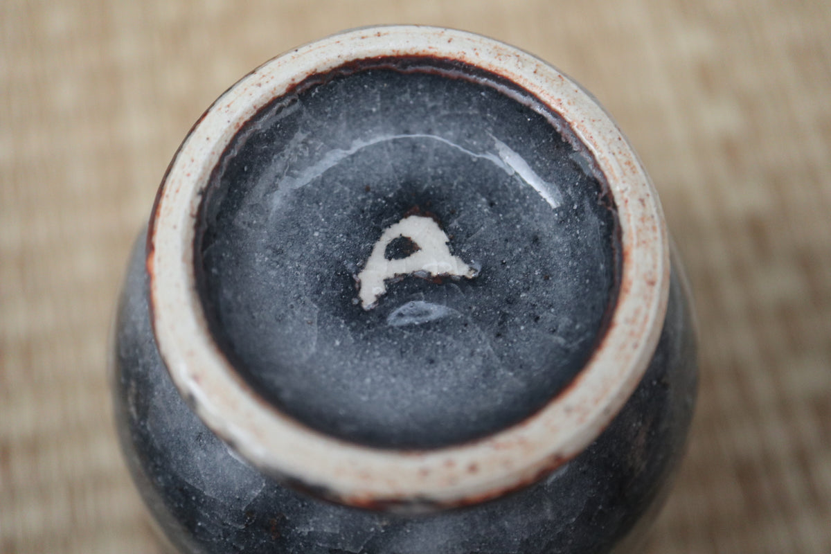 Japanese shino ware black shino Tea coffee cup Grape pattern (come with handmade Japanese paulownia wood box and handwriting calligraphy